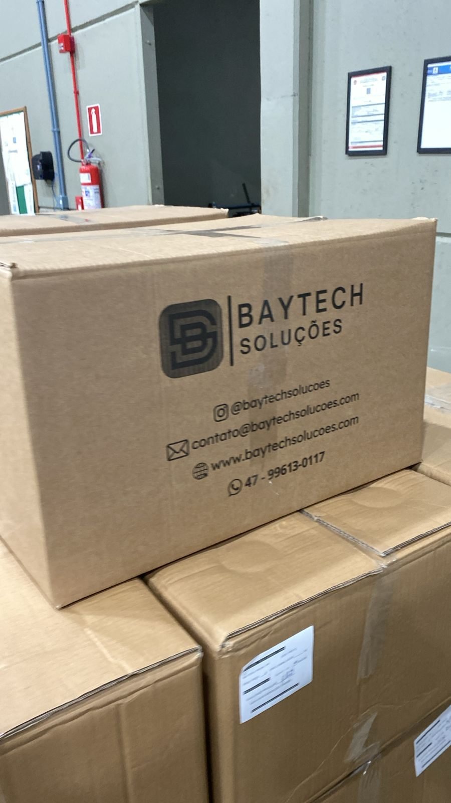 Caixa fechada da Baytech Soluções com o produto embalado para envio